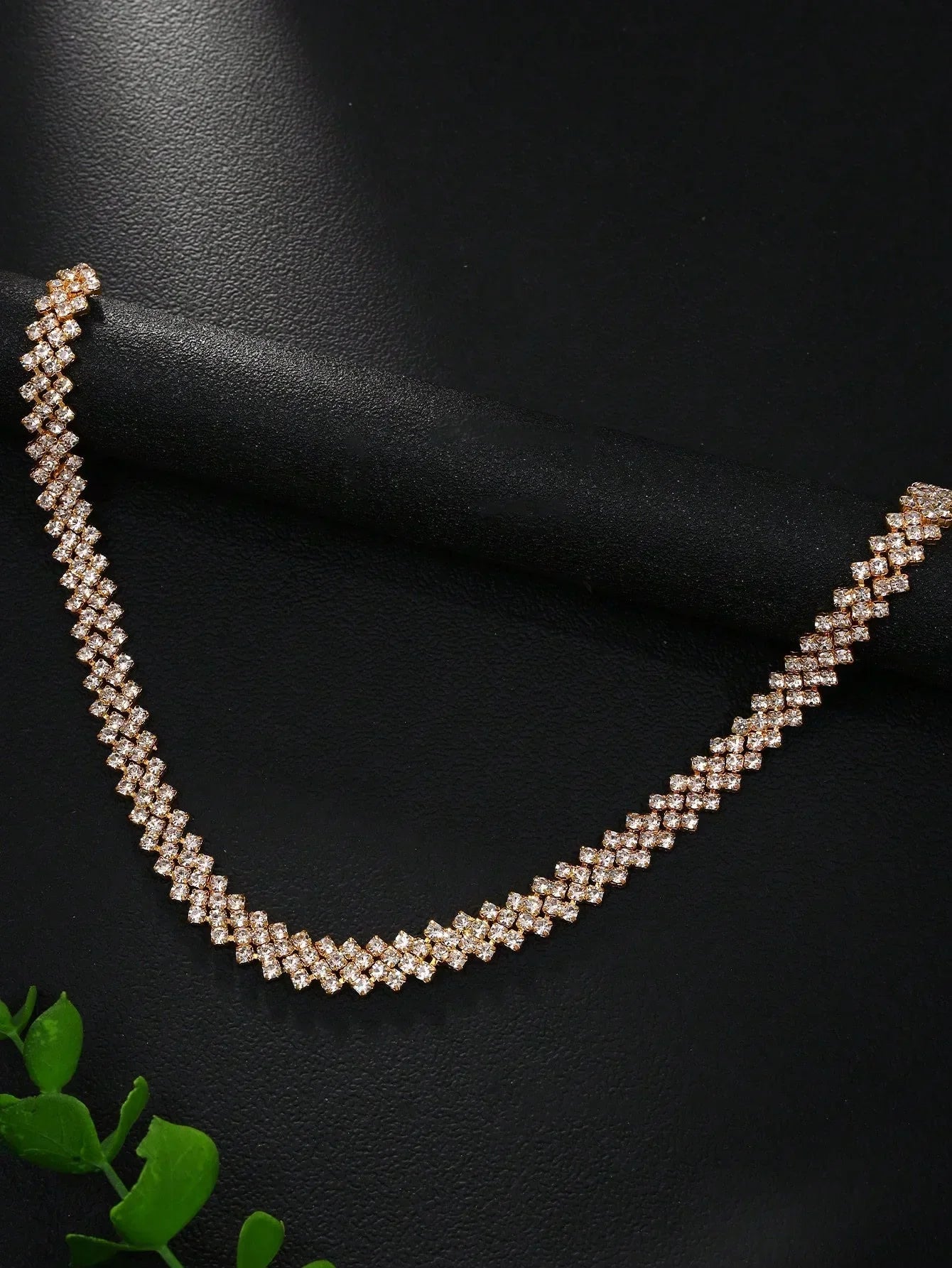 Elegant necklace with crystals