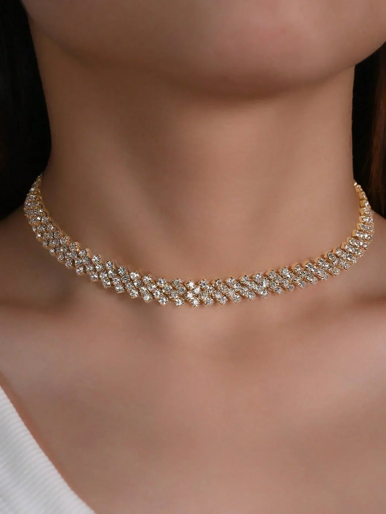 Elegant necklace with crystals