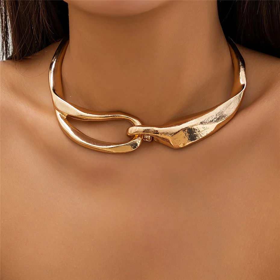 Choker necklace with a thick chain in a textured gold color