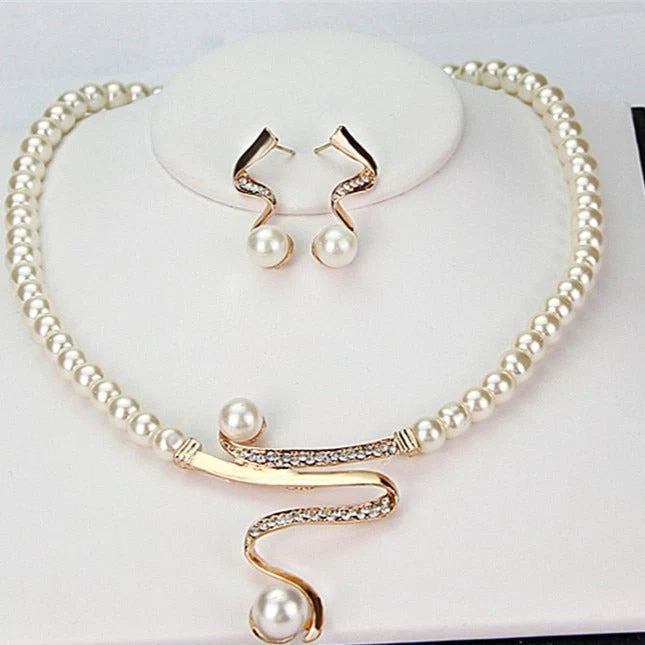Necklace + earrings set made of natural pearls