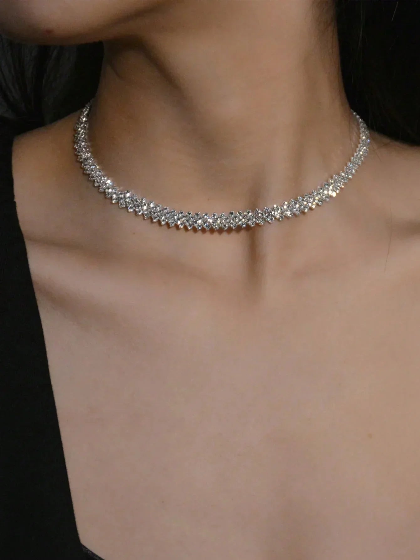 Elegant necklace with crystals