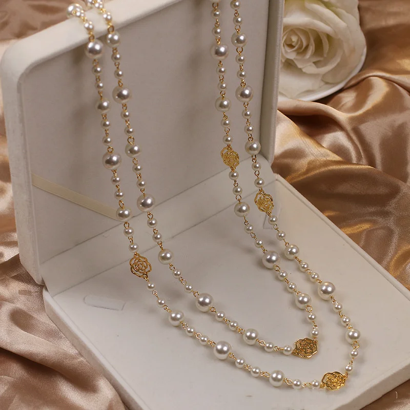 Elegant gold and pearl necklace